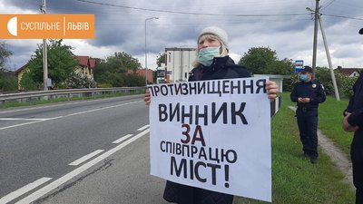 Мешканці Винників ходили по переході Мешканці Винників ходили по переході