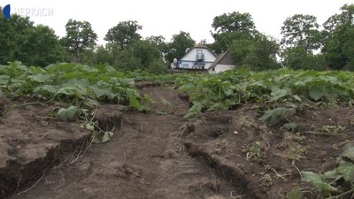 В селі на Черкащині негода змила асфальтне покриття В селі на Черкащині негода змила асфальтне покриття