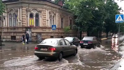 Наслідки негоди. У Франківську затопило низку вулиць Наслідки негоди. У Франківську затопило низку вулиць