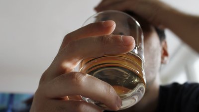 На тлі карантину деякі люди стали алкозалежними, але безпечної дози не існує. Пояснює лікар-психіатр На тлі карантину деякі люди стали алкозалежними, але безпечної дози не існує. Пояснює лікар-психіатр