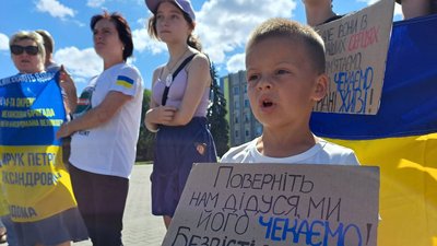 Майже двісті волинян вийшли на акцію "Не мовчи — полон вбиває" у Ковелі Майже двісті волинян вийшли на акцію "Не мовчи — полон вбиває" у Ковелі
