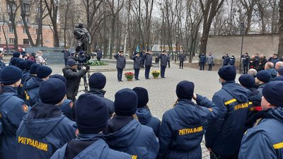 Пам'ятник "Героям пожежним" у Харкові, церемонія покладання квітів 14 грудня 2021 рік Пам'ятник "Героям пожежним" у Харкові, церемонія покладання квітів 14 грудня 2021 рік
