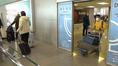 В одеському аеропорту перевіряють усіх прибувших на наявність коронавірусу В одеському аеропорту перевіряють усіх прибувших на наявність коронавірусу