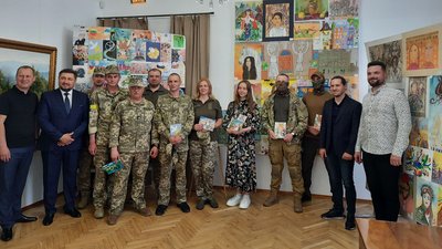 "Щоб підняти дух бійців і подякувати": у Вінниці відкрили виставку дитячих малюнків "Щоб підняти дух бійців і подякувати": у Вінниці відкрили виставку дитячих малюнків
