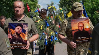 Прощання із вбитими Максимом та Романом Мосейчуками у Калинівці