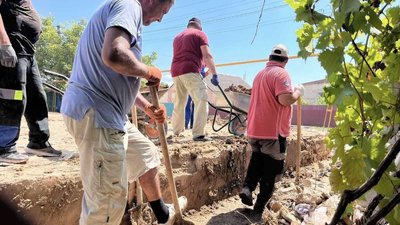 "Пліч-о-пліч": жителі Буковини розбирали пошкоджені обстрілами будинки на Херсонщині
