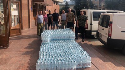 Прикарпатські волонтери привезли в село Дубівці 2,3 тонни води