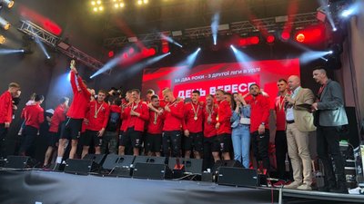 "Верес" святкує вихід в УПЛ на майдані у Рівному "Верес" святкує вихід в УПЛ на майдані у Рівному