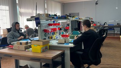 "Наші прилади рятують життя": понад 10 тисяч приладів для фронту виготовила компанія на Рівненщині "Наші прилади рятують життя": понад 10 тисяч приладів для фронту виготовила компанія на Рівненщині