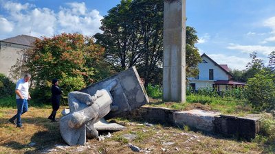 У селі на Львівщині демонтували монумент часів СРСР