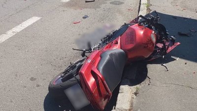 Мотоцикл після аварії в Харкові лежить на дорозі