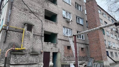У Дніпрі вставляють вікна в будинках, пошкоджених через атаки армії РФ