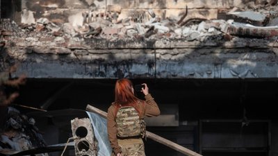 Українська військова фотографує зруйновані будинки Українська військова фотографує зруйновані будинки