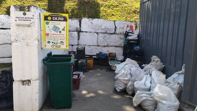 У трьох установах в Луцьку встановили контейнери для сміття. Як реагують чиновники У трьох установах в Луцьку встановили контейнери для сміття. Як реагують чиновники