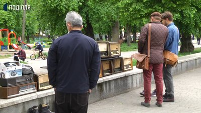 Поспілкуватись та підзаробити: у Хмельницькому запрацював «блошиний» ринок Поспілкуватись та підзаробити: у Хмельницькому запрацював «блошиний» ринок