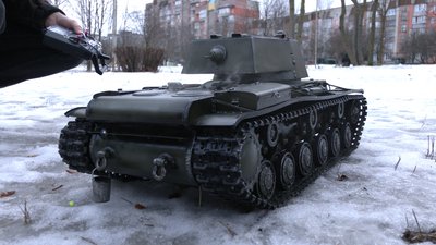 Стріляє кульками та випускає дим: моделіст з Рівного зробив мінікопію танка КВ-1 Стріляє кульками та випускає дим: моделіст з Рівного зробив мінікопію танка КВ-1