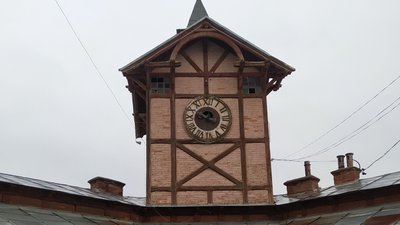 На Тернопільщині чоловік щодня понад 20 років заводить годинник на міській ратуші На Тернопільщині чоловік щодня понад 20 років заводить годинник на міській ратуші