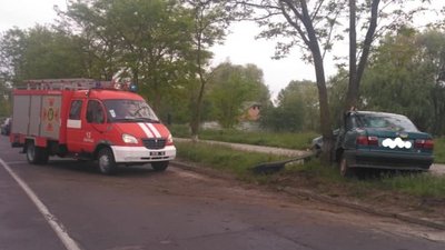 На Рівненщині авто влетіло в дерево, водія – ушпиталили На Рівненщині авто влетіло в дерево, водія – ушпиталили