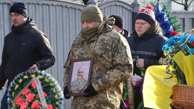 В Охтирці на Сумщині попрощалися з військовим Олегом Євтушенком В Охтирці на Сумщині попрощалися з військовим Олегом Євтушенком