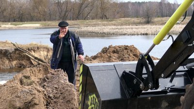 Мешканці Ямполя на Сумщині відновлюють насип на річці Івотка Мешканці Ямполя на Сумщині відновлюють насип на річці Івотка