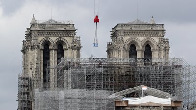 Біля Нотр-Даму почали демонтаж 200 тонн металічних риштувань