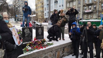 У Києві вшанували пам’ять загиблих героїв Революції гідності У Києві вшанували пам’ять загиблих героїв Революції гідності