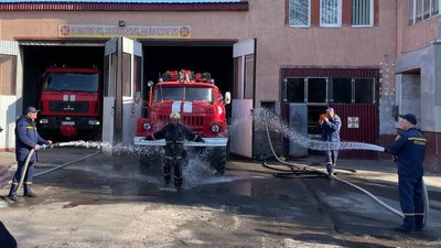 Влаштували душ із пожежних стволів: у місті на Волині провели на пенсію рятувальника