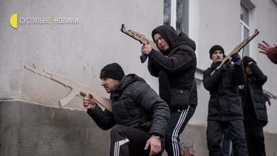 "Хочеш миру — берися до зброї!": на Прикарпатті продовжують готуватися до оборони "Хочеш миру — берися до зброї!": на Прикарпатті продовжують готуватися до оборони