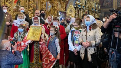 До Києва з Єрусалиму прибув Благодатний вогонь До Києва з Єрусалиму прибув Благодатний вогонь