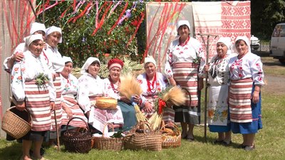 учасниці фольклорного фестивалю "Мистецька Петрівка"