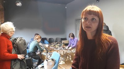Більше 100 маскувальних сіток для військових власноруч сплели бердичівські волонтери
