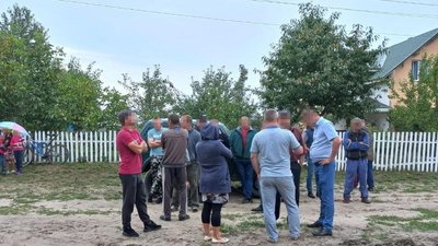 Чинили опір та не пускали: у селі на Волині громада заважала правоохоронцям під час обшуків Чинили опір та не пускали: у селі на Волині громада заважала правоохоронцям під час обшуків