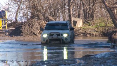 Не ремонтували 15 років: ями на дорозі поблизу Черкас затопило водою