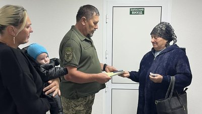Рідним загиблих бійців передали їхні посмертні нагороди