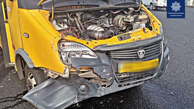 У Сумах сталася аварія - зіштовхнулися маршрутка та легковик У Сумах сталася аварія - зіштовхнулися маршрутка та легковик