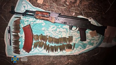 Затримали двох правоохоронців, яких підозрюють у збуті автомату та набоїв