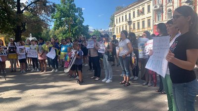"Поверніть наших синів". У Франківську провели акцію на підтримку полонених азовців "Поверніть наших синів". У Франківську провели акцію на підтримку полонених азовців
