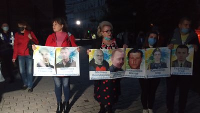 Нагадай про кожного. Родичі полонених та зниклих пройшли центром Києва до офісу Зеленського Нагадай про кожного. Родичі полонених та зниклих пройшли центром Києва до офісу Зеленського