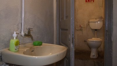 В укриттях також є туалет. На фото — туалет сховища локомотивного депо В укриттях також є туалет. На фото — туалет сховища локомотивного депо