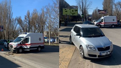 "Не пропустив". В Одесі легковик зіткнувся з каретою "швидкої"