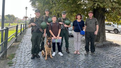 12-річний Іван Барабадзе вигулює собак в Ужгороді, аби придбати шкільне приладдя 12-річний Іван Барабадзе вигулює собак в Ужгороді, аби придбати шкільне приладдя