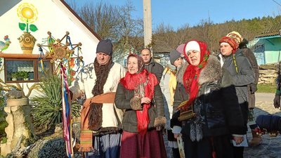 "Люди плакали, коли нас бачили": у Буші відновили колядування і зібрали кошти для ЗСУ "Люди плакали, коли нас бачили": у Буші відновили колядування і зібрали кошти для ЗСУ