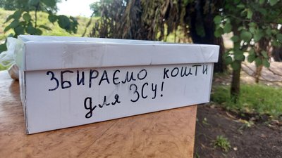 З раціями та іграшковими автоматами: на Харківщині діти облаштували два блокпости, де збирають гроші на ЗСУ З раціями та іграшковими автоматами: на Харківщині діти облаштували два блокпости, де збирають гроші на ЗСУ