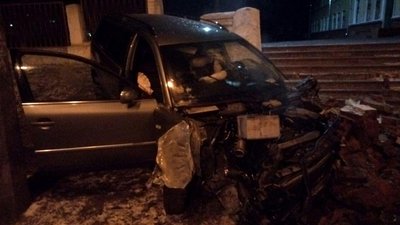 У Чернігові нетверезий водій збив дерево, електроопору та в’їхав у сходи 13-ої школи У Чернігові нетверезий водій збив дерево, електроопору та в’їхав у сходи 13-ої школи