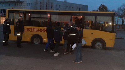 Автобус для перевезення переселенців, які приїхали евакуаційним потягом Автобус для перевезення переселенців, які приїхали евакуаційним потягом