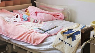 У Житомирі на День вишиванки новонародженим немовлятам подарували вишиті сорочки У Житомирі на День вишиванки новонародженим немовлятам подарували вишиті сорочки
