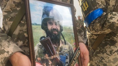У Полтаві прощаються із воїнами, які загинули під час оборони України У Полтаві прощаються із воїнами, які загинули під час оборони України
