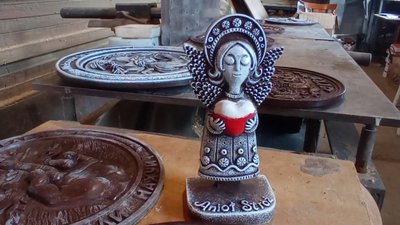 На Житомирщині переселенець із Бучанського району створює сувенірні тарілки на патріотичну тематику На Житомирщині переселенець із Бучанського району створює сувенірні тарілки на патріотичну тематику
