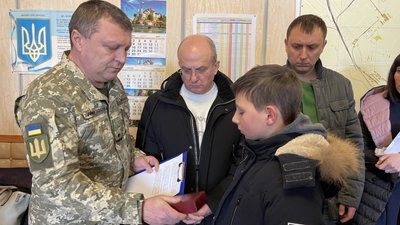 На Полтавщині родинам загиблих на війні бійців передали їхні ордени На Полтавщині родинам загиблих на війні бійців передали їхні ордени
