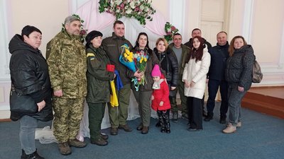 У 14-й день вторгнення Росії в Україну у Кропивницькому одружились двоє нацгвардійців У 14-й день вторгнення Росії в Україну у Кропивницькому одружились двоє нацгвардійців